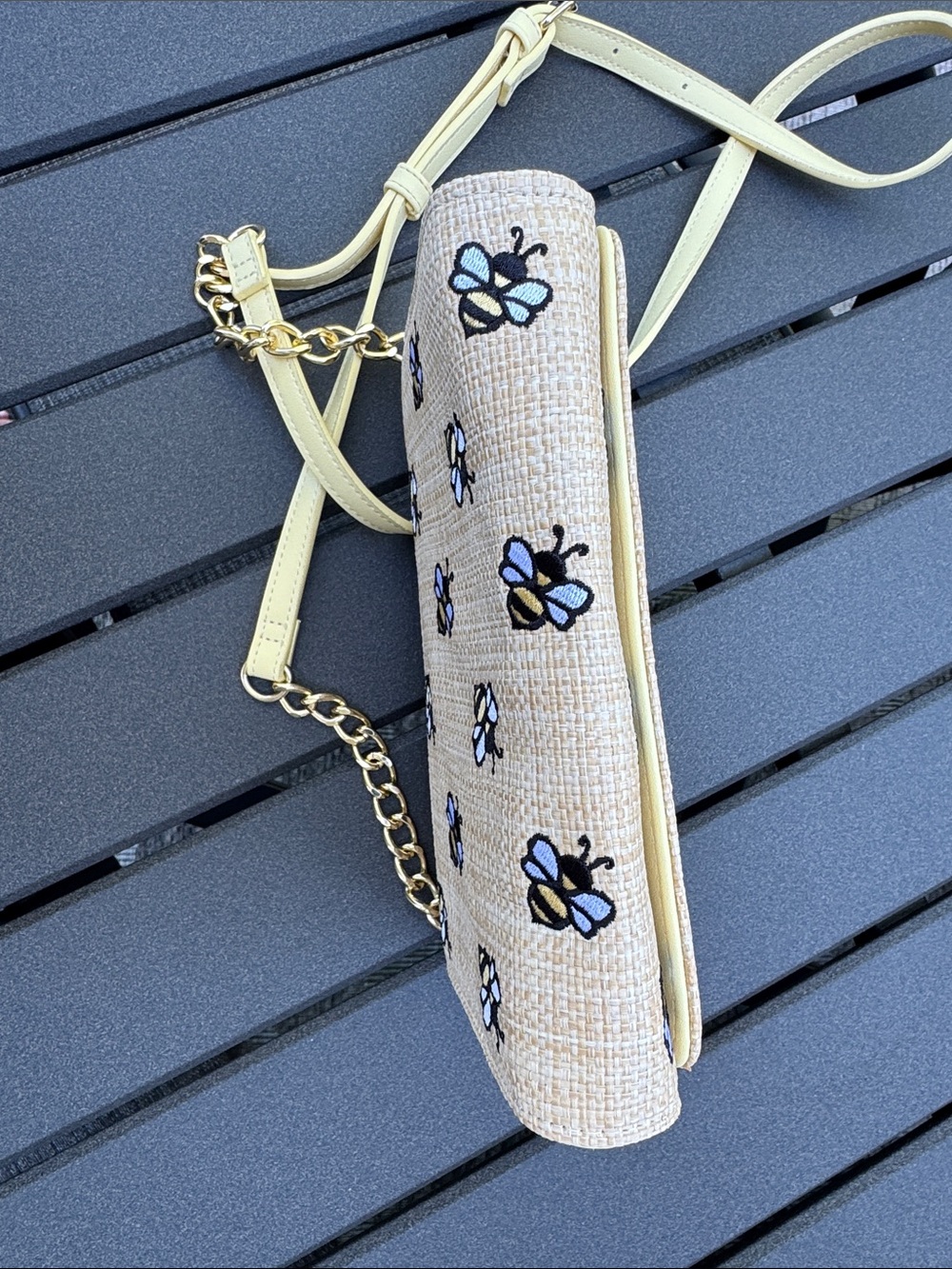 Betsey Johnson Beige Straw Crossbody with Bee Motif and Gold Chain - Picture 4 of 8
